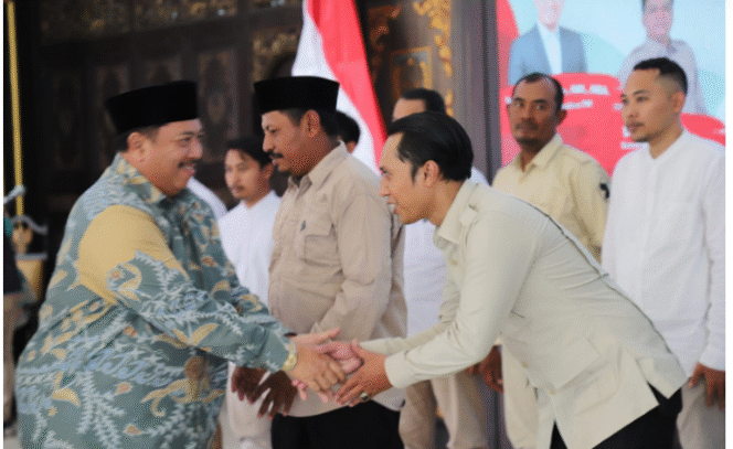 
					Bupati Jombang, Warsubi menyalami pengurus Tani Merdeka Indonesia, cabang Jombang, pasca melakukan pelantikan, Minggu, 24 Agustus 2025 di pendopo Pemkab Jombang. Foto: jombangkab.go.id
