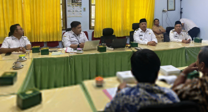 
					Bupati Jombang H Warsubi didampingi wakil H. Salmanudin Yazid menghadiri rapat di kantor dinas Pertanian, membahas program Bongkar Ratoon untuk lahan tebu.  Lewat program ini, petani tebu mendapat bantuan Rp 2 juta/ ha, khusus untuk membeli bibit tebu unggul, Rabu, 30 Juli 2025. Foto: Jombangkab.go.id