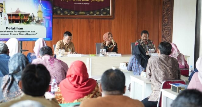 
					Wali Kota Mojokerto Ika Puspitasari memberikan arahan dalam pelatihan pemahaman dasar perkoperasian dan penyusunan proses bisnis koperasi (humas)