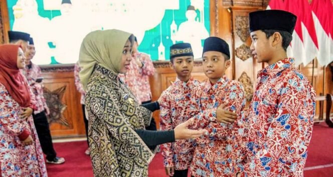 
					Wali Kota Mojokerto memberikan dorongan pada para kafilah MTQ yang siap berkompetisi. (dok.humas)