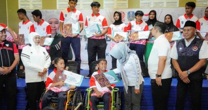
					Para Atlit paralympic menerima bantuan peralatan olahraga dan modal usaha (dok.humas)