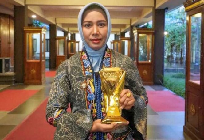 
					Ning Ita Wali Kota Mojokerto meraih penghargaan Best Mayor in Digital and Social Transformation Development pada ajang Prominent Award 2025 yang digelar di Grand Studio Metro TV (dok.humas)