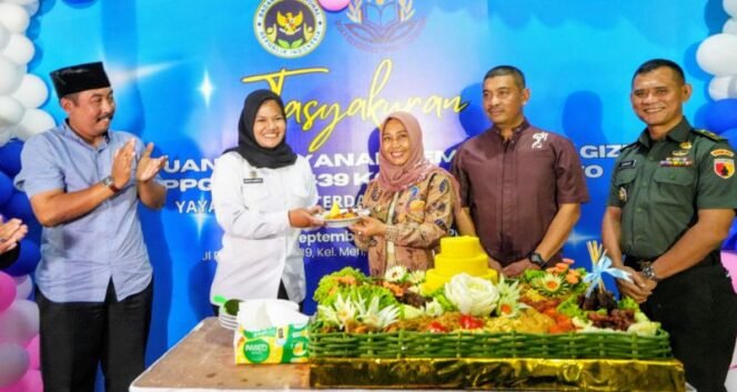 
					Wali Kota Mojokerto, Ika Puspitasari, meresmikan dapur Satuan Pelayanan Pemenuhan Gizi (SPPG) Meri 439 Kota Mojokerto. (Dok.humas)