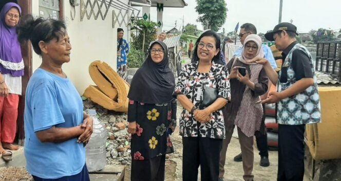 
					Kepala Dinas Kependudukan dan Catatan Sipil, Dra. Septi Sri Rejeki didampingi Lurah Keparakan, Yusup Ahbari, ST saat turun lapangan menemui warga kelurahan Keparakan memberi pengarahan untuk penanganan sampah.(Foto.GS Purwanto)