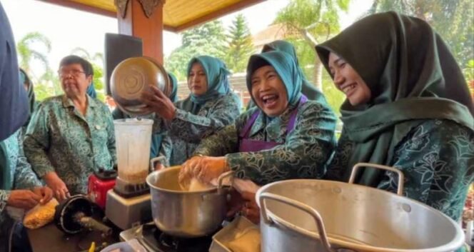
					Dalam pelatihan ini, anggota PKK belajar cara membuat minuman kedelai, tauwa, kue kering, sampai brownies dari kedelai. (Dok.Humas)