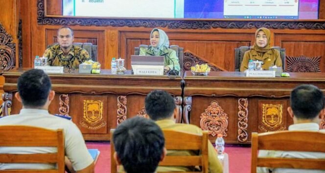 
					Wali Kota Mojokerto Ika Puspitasari dalam Focus Group Discussion (FGD) Strategi Pengembangan Kota Cerdas yang digelar di Sabha Mandala Madya, Balai Kota Mojokerto, Selasa (23/9/2025). Dok.Humas