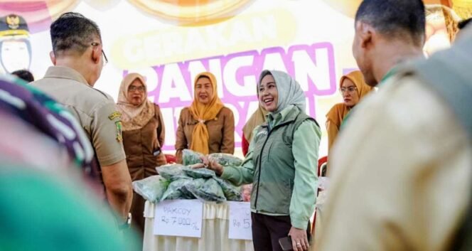 
					Wali Kota Mojokerto Ika Puspitasari meninjau pelaksanaan Gerakan Pangan Murah (GPM) di Kantor Kecamatan Prajurit Kulon, Selasa (23/9/2025). Dok.Humas