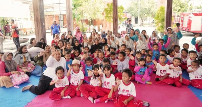 
					Foto bersama Wali Kota Mojokerto dengan puluhan Siswa TK peserta sosialisasi siaga bencana. Dok.Humas