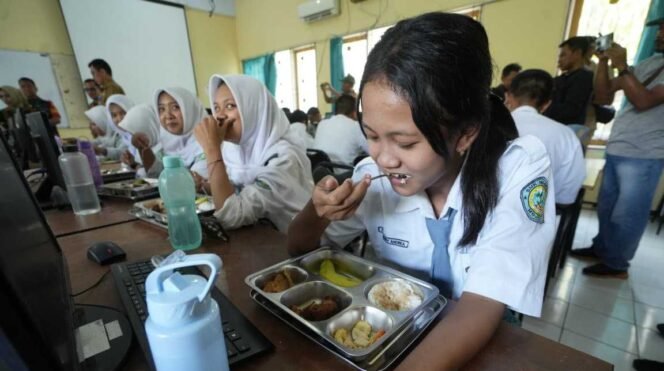 
					Wali Kota Mojokerto Ika Puspitasari mengunjungi pelaksanaan MBG di sekolah. Dok.Humas
