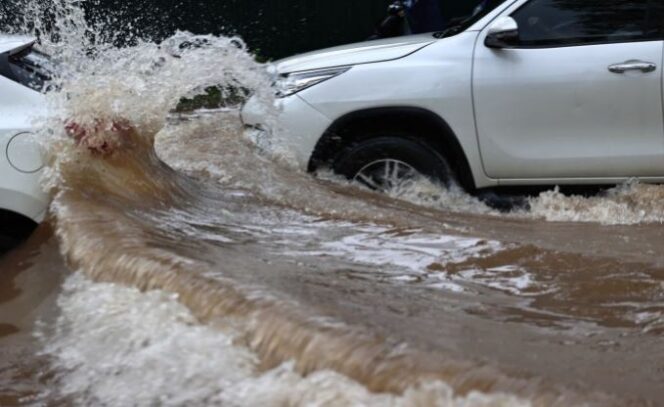 
					Jangan terobos banjir