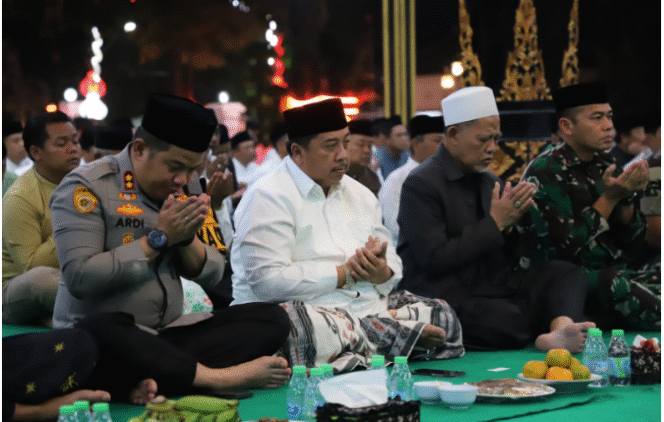 
					Bupati  Warsubi pimpin acara dioa bersama lintas agama di pendopo Pemkab Jombang, Senin 1 September 2025. Doa diarahkan untuk menjaga keamanan dan keselamatan bagi bangsa Indonesia. Foto: Diskominfo Pemkab Jombang