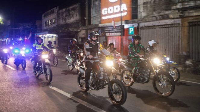 
					Kapolres Jombang bersama Dandim 0814 saat pimpin langsung Patroli Skala besar