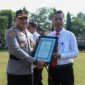 Kapolres Jombang saat serahkan penghargaan kepada salah satu personel