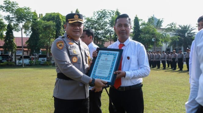 
					Kapolres Jombang Beri Penghargaan 17 PNPP Berprestasi