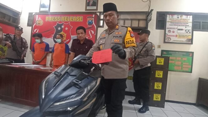 
					Kapolsek tengah tunjukkan barang bukti motor yang dicuri tersangka