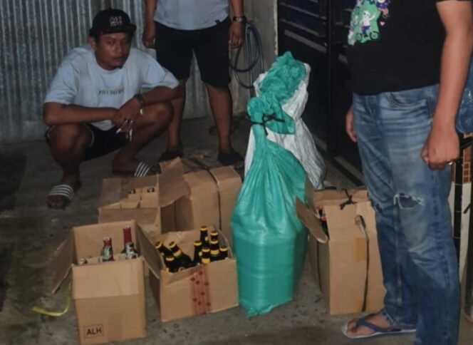 
					petugas saat amankan barang bukti ratusan botol miras berbagai jenis