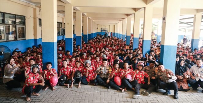 
					Kapolres bersama para pelajar