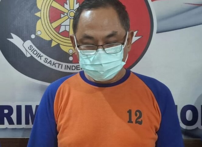 
					Tersangka saat diamankan petugas