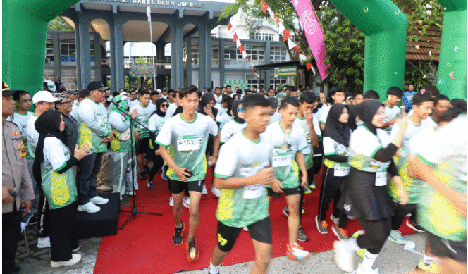 
					Wakil Bupati Jombang, Slamanudin Yazid, mengibarkan benderaq start acara Fun5, memperingati Dies Natalis ke-60 Universitas Darul ‘Ulum (Undar) Jombang. Acara yang berlangsung di halaman depan Kampus Undar Jombang, Minggu, 21 September 2025, Foto: Diskominfo Pemkab Jombang
