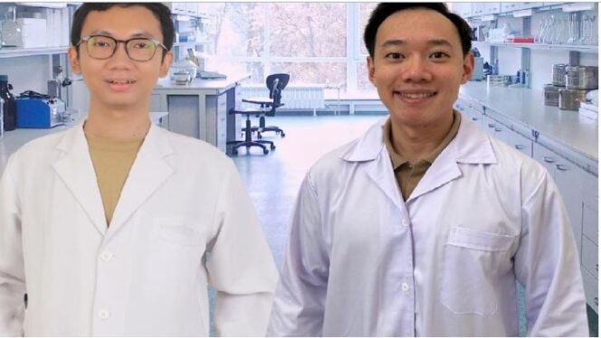 
					Dua ilmuwan muda asal Indonesia, Juan Leonardo dan Fahrul Nurkolis, berhasil mencatat prestasi internasional lewat penemuan senyawa baru bernama Juanleoxy Fahrulanoside (C12H23NO9). Ist