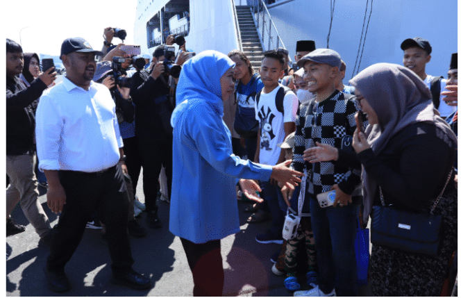 
					Bupati Gresik Fandi Akhmad Yani memberi apresiasi kepada gubernur Jatim, Khofifah IP karena telah mengirimkan logistik ke Pualau Bawean menggunakan  KRI Surabaya 591. Foto: Pemkab Gresik