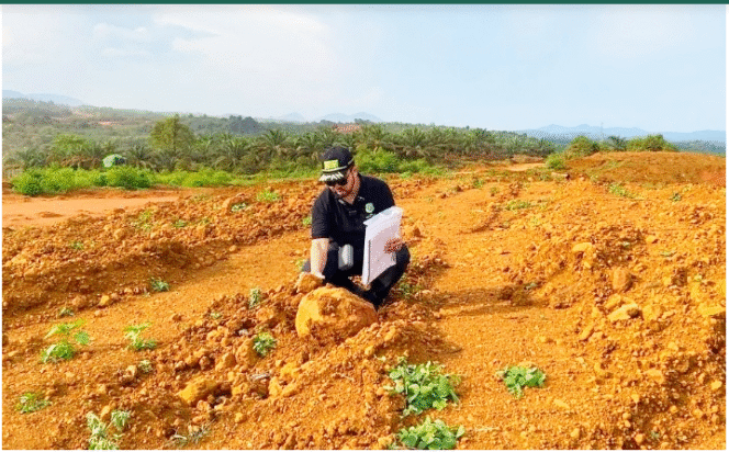 
					LI BAPAN Kalbar, Stevanus Febyan Babaro saat melakukan Investigasi di lokasi tambang bauksit di desa Enggadai, kecamatan Meliau, kabupaten Sanggau, Kalimantan Barat. Foto: redaksisatu.id
