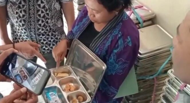 
					Dewan Pendidikan Kabupaten Jombang melakukan sidak MBG di SMPN 2 Jombang (Foto : RRI/Kusuma)​
