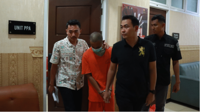 
					Unit PPA Satreskrim Polres Gresik berhasil menangkap  DF (21), asal Kabupaten Madiun, terkait  kasus tindak pidana asusila terhadap anak di bawah umur, Senin dini hari. 15 eptember 2025. Foto: dok/PPA Polres Gresik