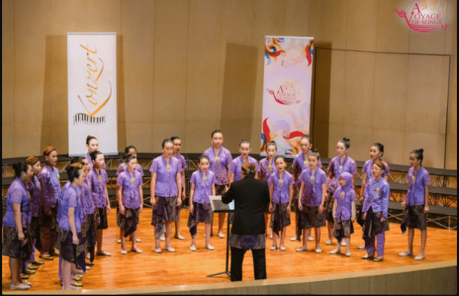 
					Beginilah cantik dan lincahnya arek-arek cilik Surabaya yang tergabung dalam Kirana Children Choir. Mereka telah meraih penghargaam emas di ajang kompetisi A Voyage of Songs International Choral Competition (AVOSICC) 2025 di Chulalongkorn University, Bangkok, Thailand, 2-4 Agustus 2025. Foto: Dok/ Kirana Children Choir