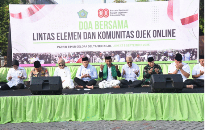 
					Forkopimda Sidoarjo menyelenggarakan acara doa bersama untuk  mendiang Affan Kurniawan, ojol yang tewas ditabrak rantis Brimob. Acara ini dilaksanakn GOR Sidoarjo, Jumat 5 September 2025. Foto: Dok/pemkab sidoarjo