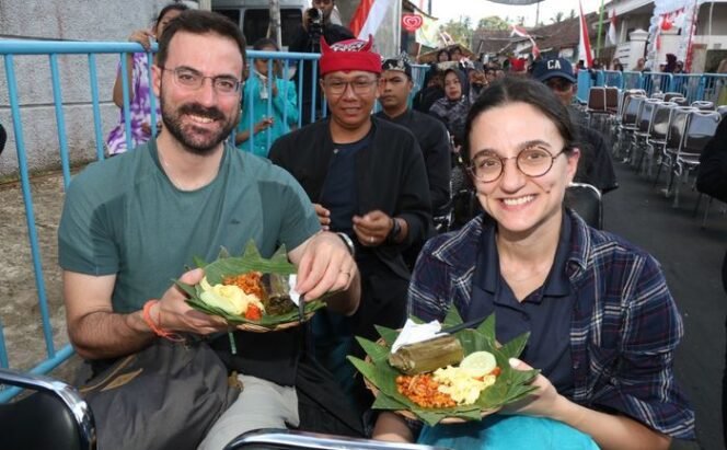 
					Stefano Wisman Italia bersama pasangan nikmati sego lemeng