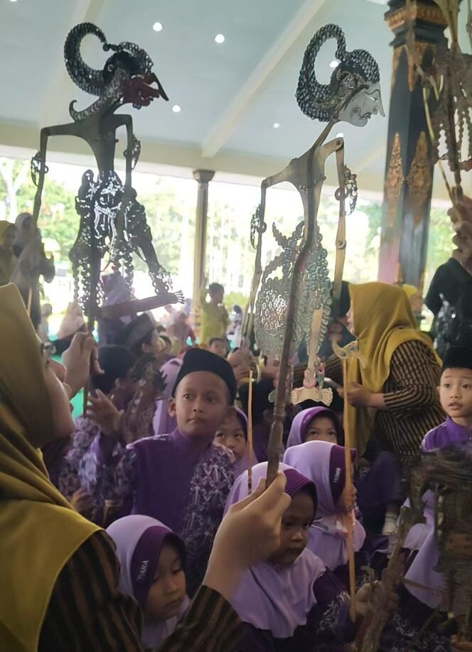 
					Ketua PKK Pemkab Jombang, Yuliati Nugarahani memperkenalkan tokoh-tokoh wayang kepada 'tamunya' ratusan siswa taman-kanak, pada acara bulanan Pendopo Milik Rakyat di pemkab Jombang, Kamis 18 September 2025. Foto: jombangkab.go.id