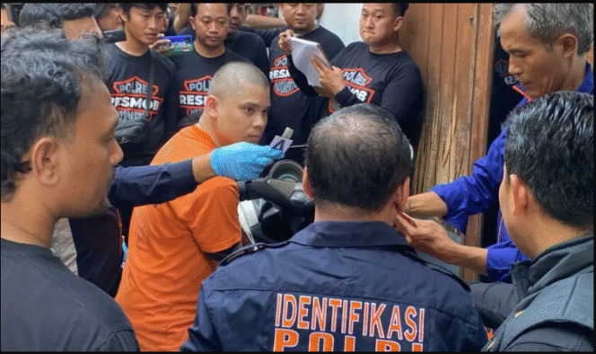 
					Alvi maulana melakukan 37 macam adegan saat melaksanakan reksontruksi kasus mutilasi  di Jalan Lidah Wetan, Lakarsantri, Surabaya, Rabu, 17 September 2025. Foto: suarasurabaya.net 