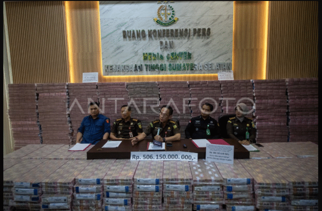 
					Kejaksaan Tinggi Palembang menunjukkan barang bukti berupa uang tunai Rp 506 miliar lebih, dalam kasus dugaan perkara kredit BRI kepada PT BSS dan PT SAL, Rabu 3 September 2025. Foto: antaranews.com