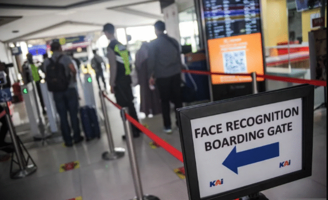 
					PT Kereta Api Indonesia (KAI) di Jakarta telah menggunakan teknologi pengenal wajah (face recognition) untuk proses tiket dan boarding penumpang kereta api. Teknologi ini memudahkan penumpang melakukan boarding tanpa harus mencetak tiket fisik. Foto: antaranews.com
