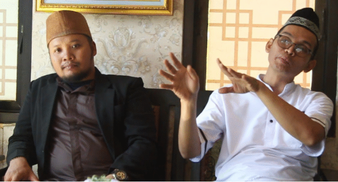 
					Kepala Humas SMPN 1 Buduran, Khotibul Umam (berkacamata kanan) didampingi Wali Kelas 9H, Zainal Abidin (kiri) memberi penjelasan sumbangan wajib. Foto: swarajombang.com/ arso yudianto