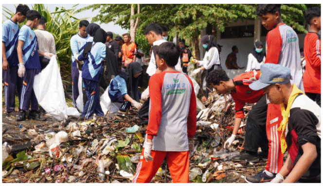 
					Sekitar 500 orang warga, ASN, pemuda, dan pelajar sekolah terlibat dalam aksi pembersihan sampah di area lokasi Dam Jetis, Mojoagung, Sabtu 20 September 2025, dalam merayakan World Cleanup Day (WCD) 2025. Foto: Diskominfo Pemkab Jombang