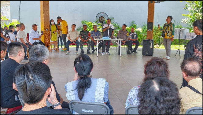 
					Wakil Walikota Surabaya, H Armuji memimpin pertamuan antara BPN dan sekitar 300 warga penghuni Darmo Hill, setelah PT Pertamina mengkaliam bahwa tanah tersebut atau aset perusahaan BUMN itu. Foto: Foto: Instagram@cakj1
