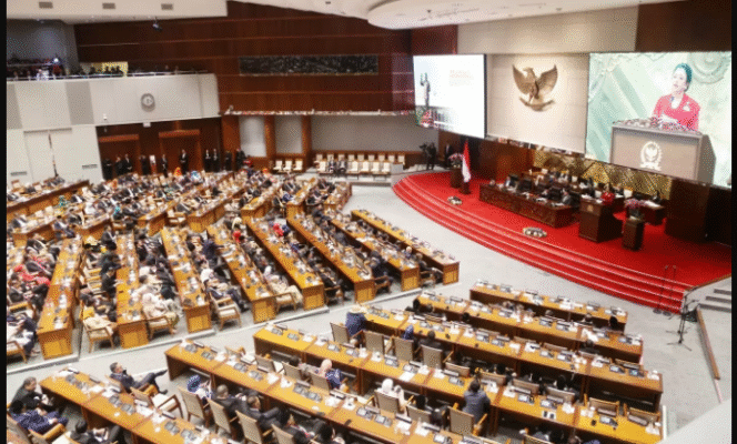 
					Gedung megah DPR RI diisi sekitar 580 anggota dan ketua, plus administrasi bisa mencapai 1000 orang, menghabiskan anggaran Rp 9,96 triliun. Foto: tangkap layar TV Parlemen