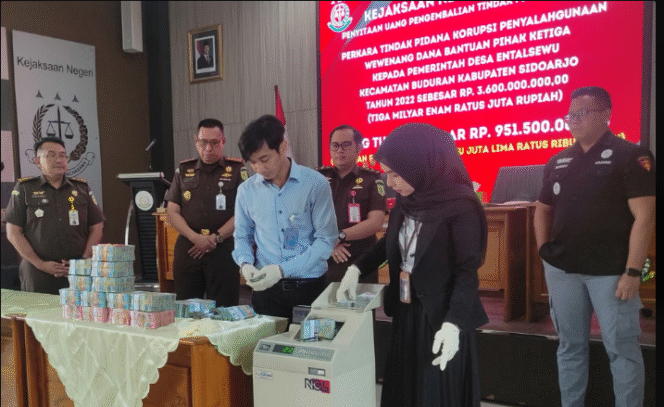 
					Kejaksaan Negeri Sidoarjo menggelar konferensi pers, terakit kasus dugaan korupsi kompensasi tanah gogol desa Rp 3,6 miliar tidak dimasukkan ke dalam pembukuan APBdes Entalsewu , Budurna Sidoarjo. Foto: suaramredeka.com