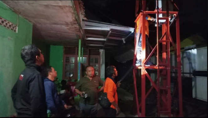 
					Tower EWS Tsunami yang diinstalasi di dusun  di Dusun Karangwuni, Wates, Kulon Progo, mendadak berbunyi selama kurang lebih 20 menit pada Sabtu (6/9) malam. Setelah diperiksa, tidak ada gempa yang terdeteksi maupun instruksi peringatan dari BMKG. Foto: Istimewa