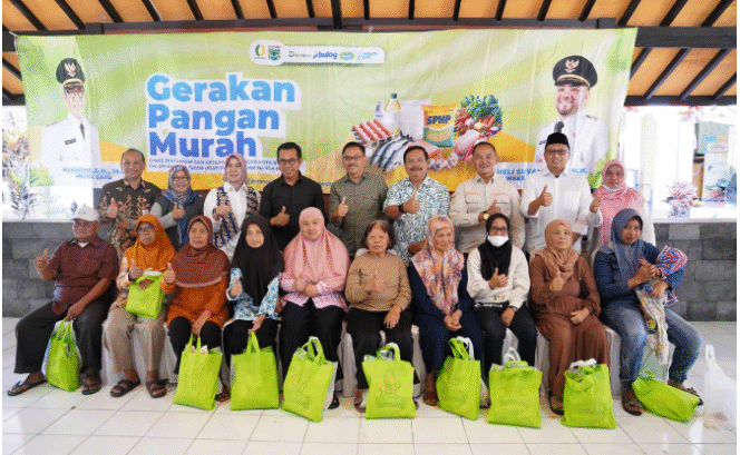 
					Warga di sekitar kelurahan Ngaglik, Batu, berbelanja di pasar murah Gerakan Pangan Murah, selain mendapat harga murah juga mendapat potongan harga sebesar Rp 5000 untuk 500 orang orang, Rabu 3 September 2025.  Foto: Swrajombang.com. arso yudianto