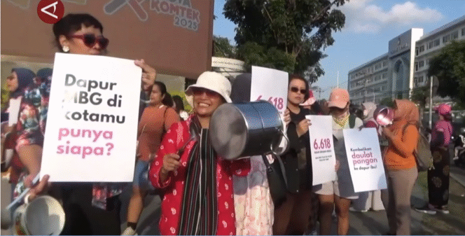 
					Dianggap berbahaya dan mengganggu banyak kasus keracunan makanan MBG, ratusan ibu di Sleman turun ke jalan melakukan aksi unjukrasa agar pemerintah menghentikan sementara program pelayanan gratis bergizi nasional, sampai aman dari kontaminasi keracunan, di pertigaan UGM, Jumat 26 September 2025. Foto: tangkap layar video/ antaranews.com