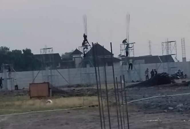 
					Kegiatan konstruksi PT Jian You Indonesia di Desa Gambiran, Kecamatan Mojoagung, Kabupaten Jombang, diduga tanpa dilengkapi PBG (Persetujuan Bangunan Gedung) (Foto: Dok. SWARAJOMBANG.COM)