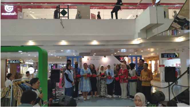 
					Stand pemaran Dinas Koperasi dan Usaha Mikro Kabupaten Jombang pada ajang Pameran Jogja Paradise 2025 di Plaza Malioboro, Yogyakarta. Stand Dinas Koperasi dan UM Jombang berhasil meraih Juara 2 Kategori Inovasi dan Kreatif. Foto: jombangkab.go.id