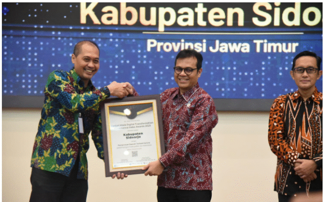 
					Sekretaris Dinas Kominfo Sidoarjo Eri Sudewo mewakili Bupati Sidoarjo H. Subandi dari Wakil Menteri Komdigi RI Nezar Patria disela-sela kegiatan Seminar Nasional GM-DTGI Tahun 2025 yang digelar di Auditorium Sukadji Ranuwihardjo UGM, Kamis, 18 September 2025. Foto: dok/ Pemkab Sidoarjo