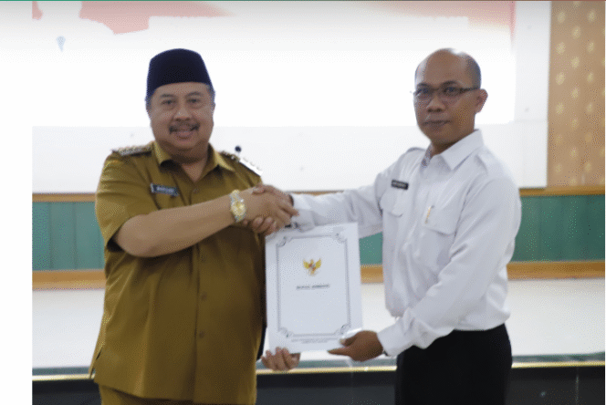 
					Bupati Jombang Warsubi dan  Plt. Kepala BKN Kantor Regional II Surabaya, Basuki Ari Wicaksono, menandatangani penyerahan SK pengangkatan sebagai ASN, di kantor pemkab Jombang, Selasa, 16 September 2025. Foto: jombangkab.go.id