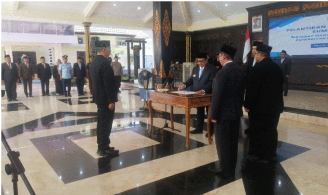 
					Wiku Birawa Filipe Dias Quintas  dilantik sebagai kepala BPBD secara definitif, sebelumnya adalah Pelaksana Tugas (Plt) Kepala Pelaksana (Kalaksa) BPBD Kabupaten Jombang. Ia dilantik bersama 24 orang pejabat baru di lingkungan Pemkab Jombang gelombang I, dari sekitar seratus lebih pejabat baru ayang akan dilantik oleh Bupati Warsubi. Kamis 11 September 2025.  Foto: swarajombang.com/ priyo suwarno