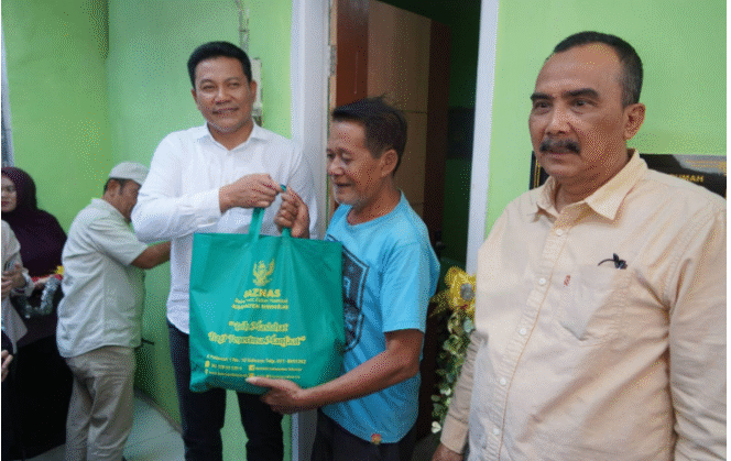
					Selain menyerahkan kunci rumah, Bupati Sidoarjo juga menyerahkan bingkisan kepada warga, saat menyerahkan secara langsung kunci hasil renovasi Rumah Tidak Layak Huni (RTLH) milik Ibu Munjiati dan Bapak Madekan di Kelurahan Sidokumpul, Kecamatan Sidoarjo pada Kamis (4/9/2025). Foto: Dok. Pemkab Sidoarjo
