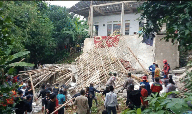 
					Bangunan majelis taklim Ashobiyah di Bogor runtuh, pada saat digunakan untuk merayakan Maulid Nabi, Minggu 7 September 2025. Foto: tribunews.com